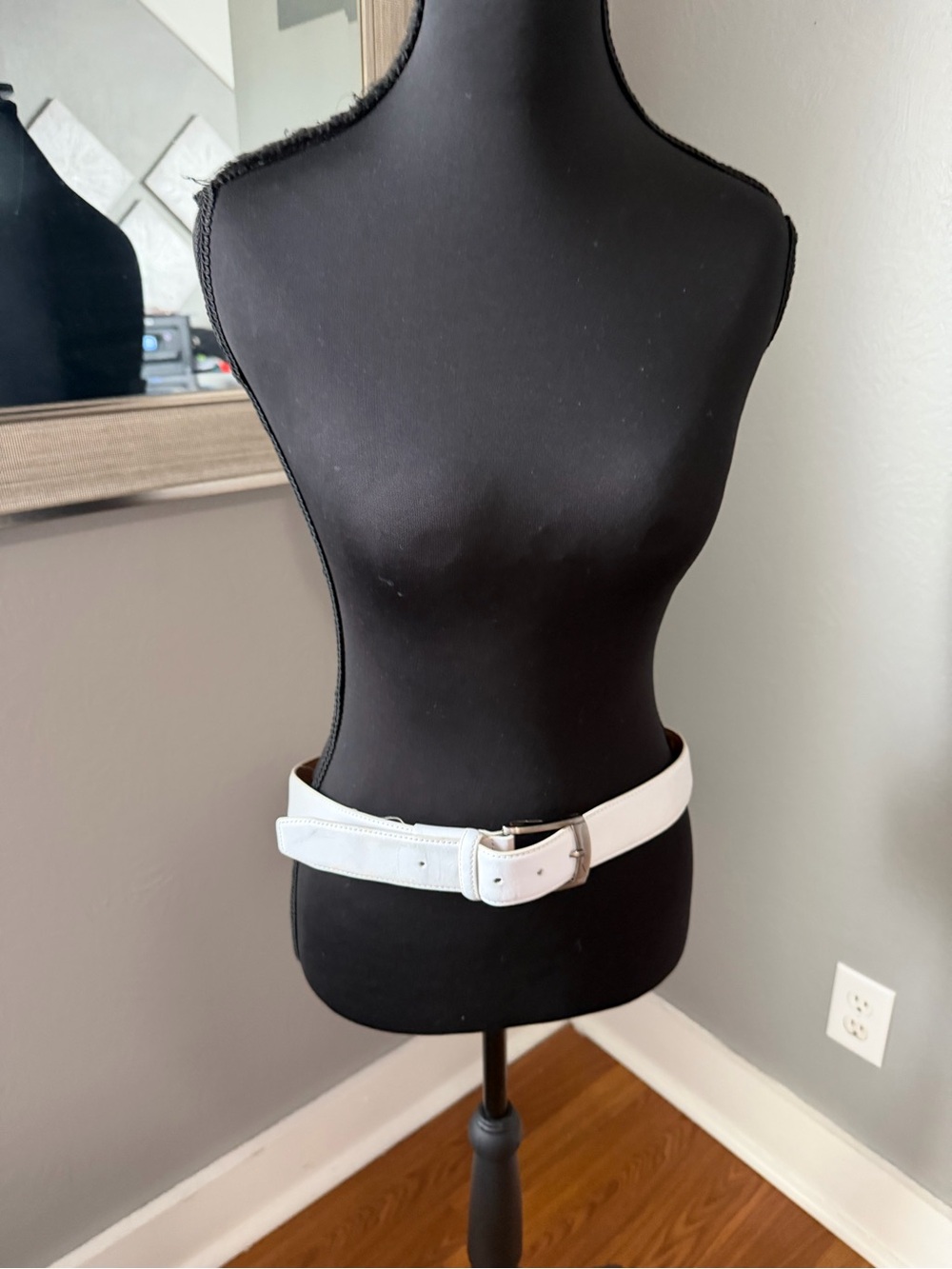 Nike G-Flex white leather golf belt 39 in.